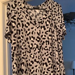 EUC Size Large White Leopard shirt